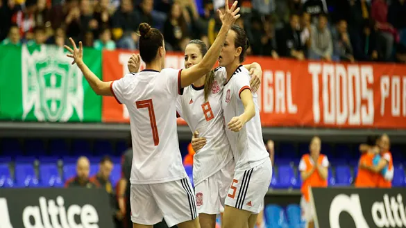 Las jugadoras de la Selección de Fútbol Sala celebran un tanto