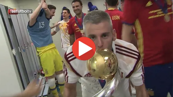 Miguelín besa el trofeo