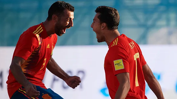 Antonio y Chiky celebran un gol español