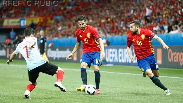 Cesc y Alba en una acción de España