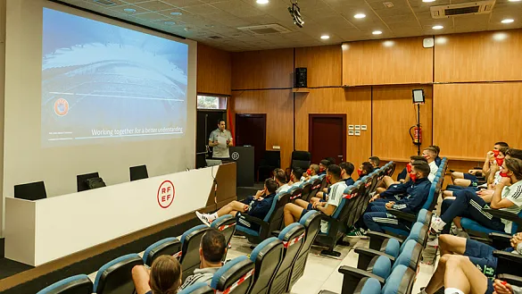 Momento de la charla arbitral recibida por la Selección española de fútbol antes de la Eurocopa