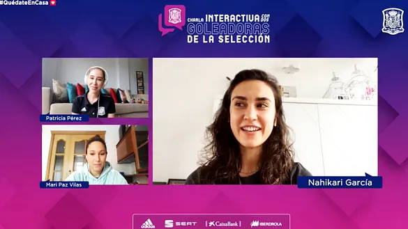 Nahikari García y Mari Paz Vilas durante la charla interactiva con los aficionados