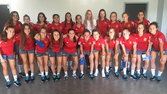 La Selección Sub-20 femenina posa al final de la charla en Pont-Aven