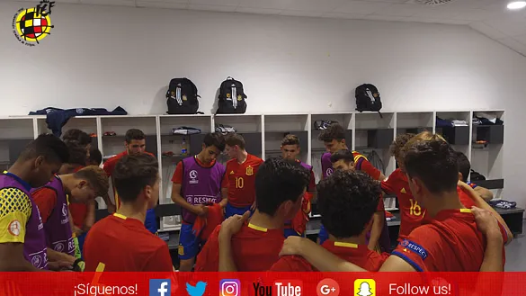 ¡Esta fue la charla del Seleccionador Santi Denia antes de salir al terreno de juego ante Italia!