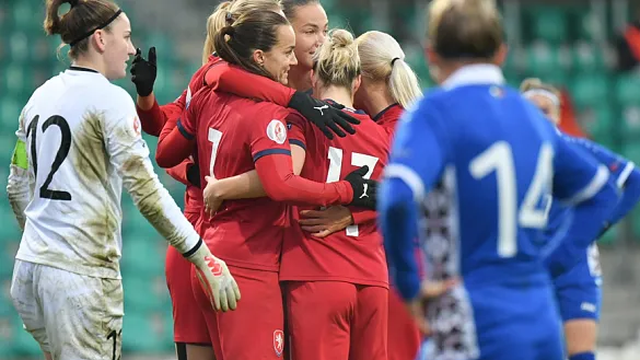 Las jugadoras de República Checa celebran uno de sus tantos contra Moldavia