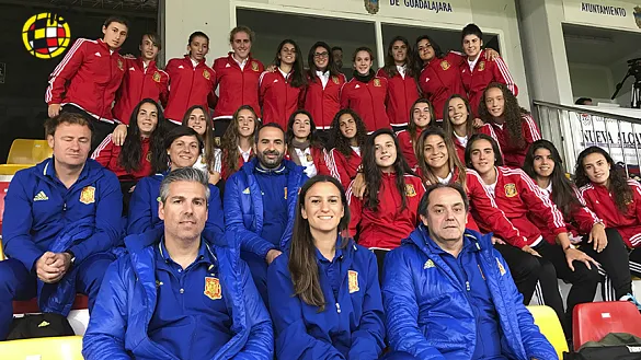 La Selección Sub-20 femenina no quiso perderse el encuentro de la absoluta ante Inglaterra