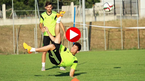 El jugador internacional Jorge Meré ejecuta una chilena durante un entrenamiento en Katerini