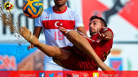 El internacional español de fútbol playa Llorenç Gómez aspira al mejor gol del año 2016