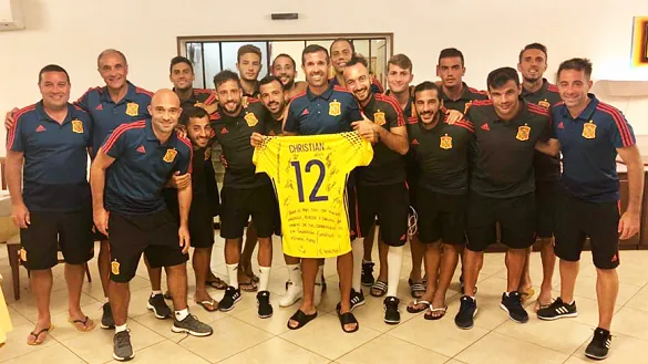 Christian Méndez recibe el homenaje de sus compañeros en la Selección de fútbol playa