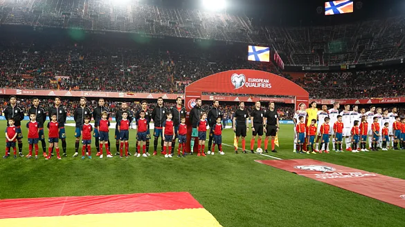Las selecciones de España y Noruega escuchan los himnos en Mestalla