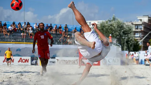Un jugador de la Selección española ejecuta un remate acrobático