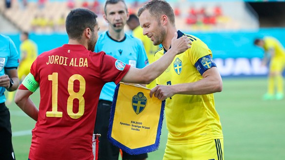 Los capitanes de España y Suecia se saludan antes de su partido en Sevilla