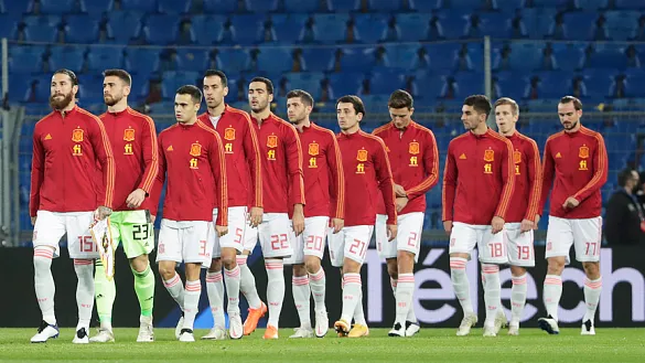 Los jugadores de la Selección española saltan al campo en Basilea