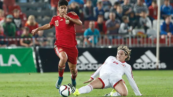 Marco Asensio se escapa de un rival durante el España - Georgia disputado en Almería