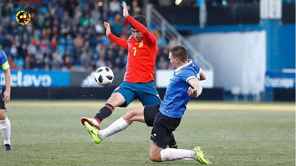 Carlos Soler lucha por un balón durante el España - Estonia Sub-21 disputado en Ponferrada