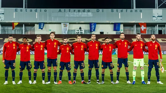 La Selección española escucha el himno antes de su encuentro frente a Suiza