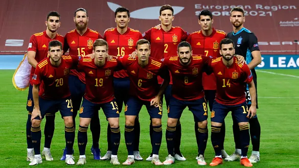 os jugadores de la Selección española saltan al campo en Sevilla