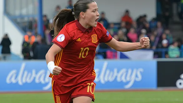 Claudia Pina celebra uno de sus muchos goles con España