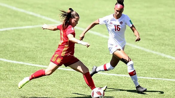 Claudia Pina rematando ante Canadá