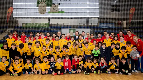 Los internacionales de Fútbol Sala realizan un clínic con los niños del Club Deportivo Nuevo Boadilla