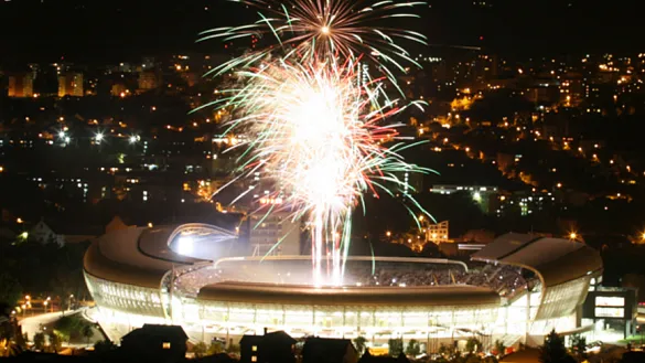 Panóramica nocturna del moderno estadio Cluj Arena