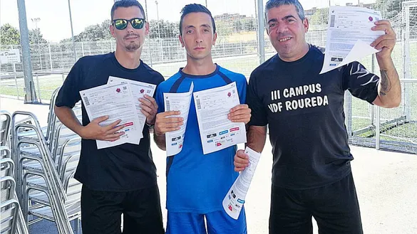 La red se llenó de imágenes de aficionados posando con las entradas para el partido
