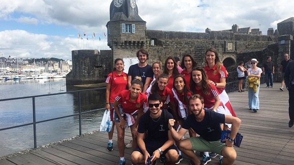 Las jugadoras de la Selección española Sub-20 femenina posan frente a la ciudad vieja de Concarneau