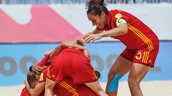 Las internacionales de fútbol playa festejan un gol durante el presente Europeo
