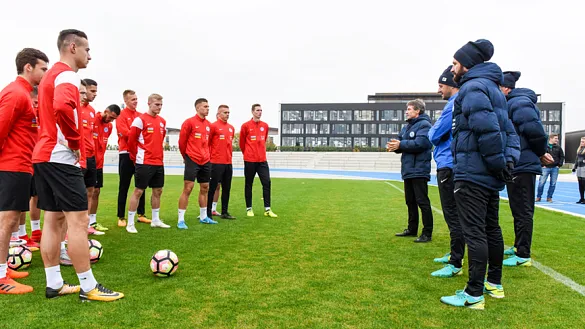 Pavel Hapal, seleccionador nacional Sub-21 de Eslovaquia, habla con sus jugadores