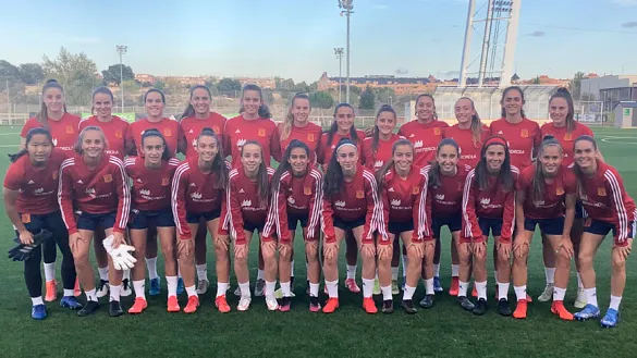 La Selección Sub-19 femenina posa antes de su primer entrenamiento en la Ciudad del Fútbol