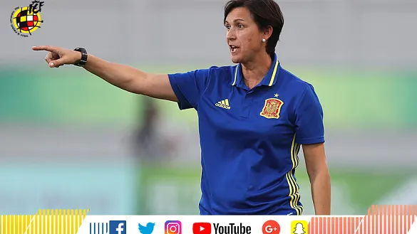 La seleccionadora Toña Is da indicaciones durante un entrenamiento