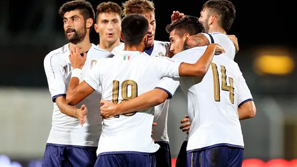 Los jugadores de la selección italiana Sub-21 celebran un gol