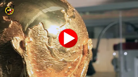 Así fue la visita al taller donde se fabrica la Copa del Mundo