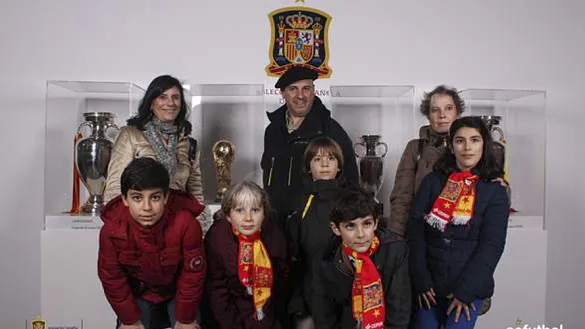Aficionados con los trofeos de España