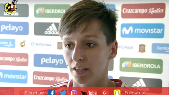 Marta Corredera atendiendo a los medios de comunicación