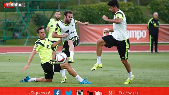 Costa, Mata y Azpilicueta con la Selección española