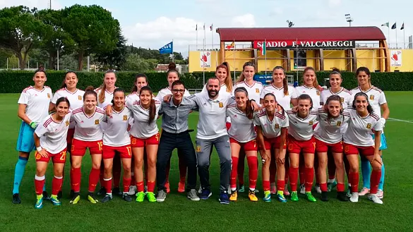 La Selección española Sub-19 femenina posa antes de su encuentro frente a Italia en Coverciano