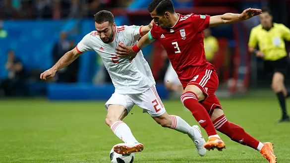 Carvajal lucha por un balón ante un jugador iraní