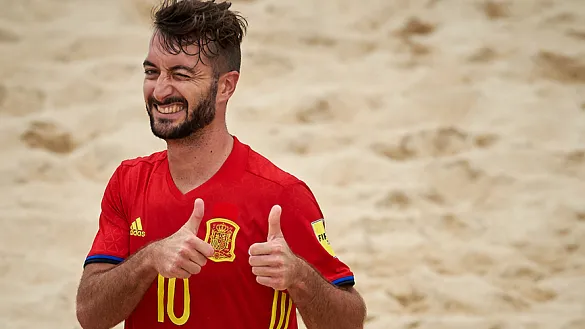 Llorenç celebra un gol con España