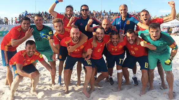 La Selección española de fútbol playa festeja su clasificación para la final de la Liga Europea de Fútbol Playa