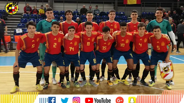 La selección Sub-19 de fútbol sala posa antes de su encuentro en Eslovaquia