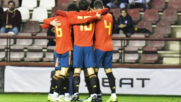 Los jugadores de la Selección Sub-21 celebran un tanto en Las Gaunas