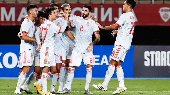 Los jugadores de la Selección Sub-21 celebran su gol en Skopie