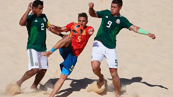 Cintas pelea por un balón ante dos adversarios