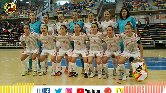 La selección española posa antes del partido ante Portugal