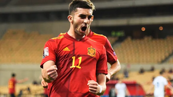 Ferran Torres celebra el segundo gol de España frente al combinado kosovar