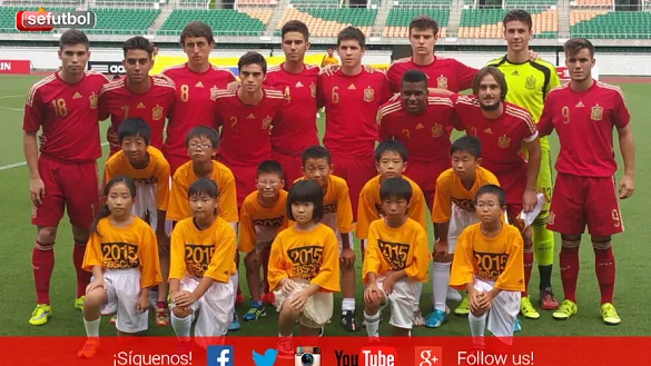 La Selección Española Sub-18 posa antes del encuentro frente al combinado de Shizuoka