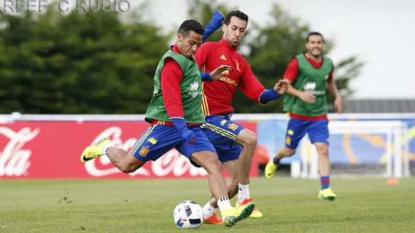 Thiago y Busquets pugnan por un balón durante el entrenamiento 