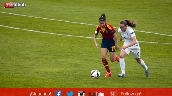 Lucía García peleó con las defensas inglesas a la caza del gol