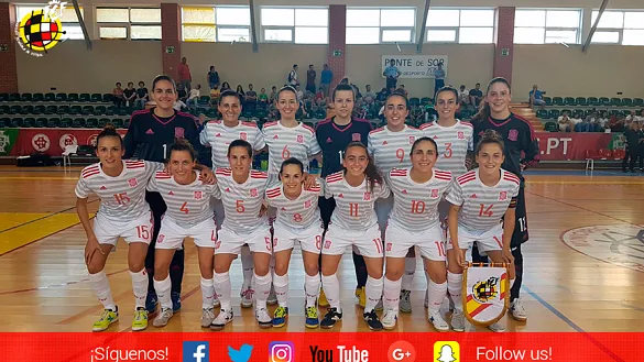 La Selección española posa antes del partido ante 